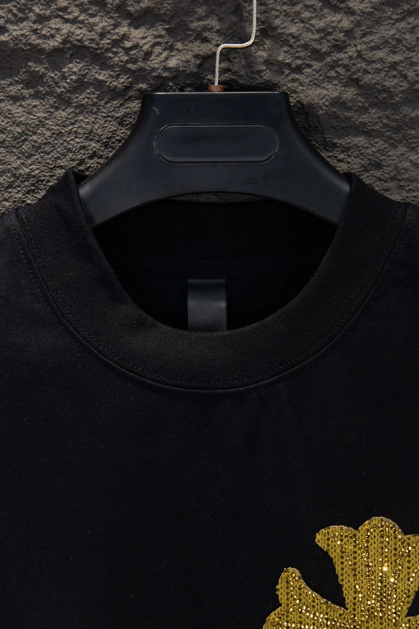 P230 🆕Chrome Hearts os version is really charming and Chrome Hearts is really a must-have. Each season's new version is made to the extreme. It is very practical and can be worn casually. Nice✔️ - ⚠️100% cotton. It is made of 21 double yarns, 300g weight fabric and imported knitted carded cotton. It has moderate thickness, drape and contour, and the upper body is comfortable! ! It is very tolerant to fat body types and can instantly lose five pounds after wearing it!  Specially ordered many Austrian hot diamonds, which have the bling bling effect of natural crystals under the light, with multi-faceted reflective points, and the production cost is extremely high. The laser molding includes a computer engraving machine and a laser machine, which are accurate in units of particles. Finally, it is hot and set at high temperature. After the hot ironing, the firmness needs to be tested repeatedly on the hot stamping. It can show colorful reflections under the light. The collar webbing extends to the shoulders for reinforcement, and the stitching at the joints. The hem and cuffs are all made with 0.2mm gauge double-thread turning. They are carefully produced at a high cost. The attitude of making goods with a magnifying glass restores the quality and effect of the product. The full set of customized accessories is only used to present every detail to customers. Film printing, 50,000 positioning, is very time-consuming. The body is treated with hot diamond elements, which greatly increases the interest of the clothing; unique visual effects. After special treatment, a unique effect is formed. An irregular hem is added to the version. This year's Kroxin is the main version. In the past two years, the oversize version has become the focus of the trend and has been a popular staple in the past two years. The change of designers has made this brand an instant hit. The progressive fashion of the times also needs the blood impact of fresh elements and trendy designs in order to continue its glory! It’s stylish both inside and outside, a must-have for high street travel! An absolute "eye-catching style" that can match couples 💏 Color: Black White Size: S M L XL